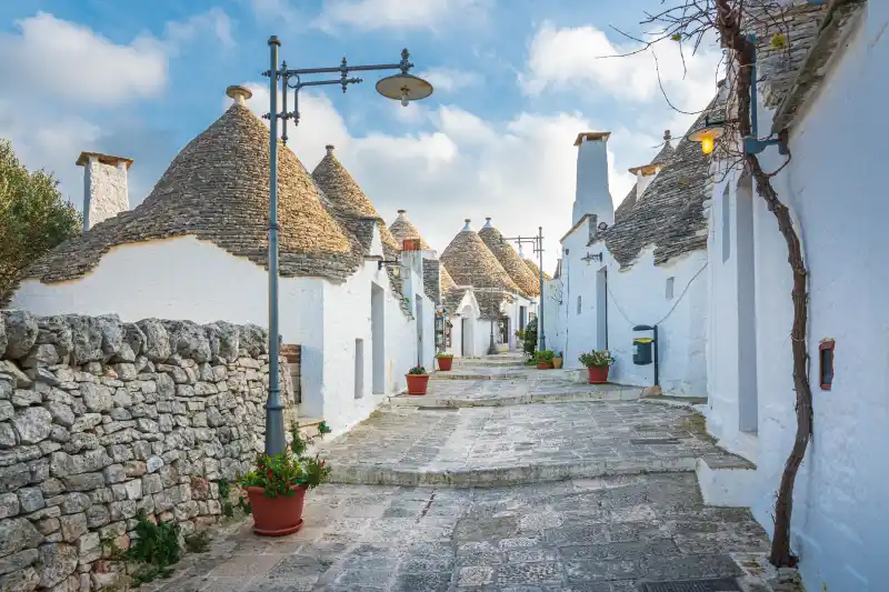 トゥルッリの続く幻想的な街並み